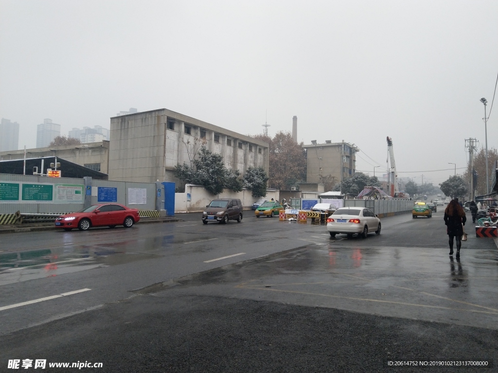 雪天下的城市街道
