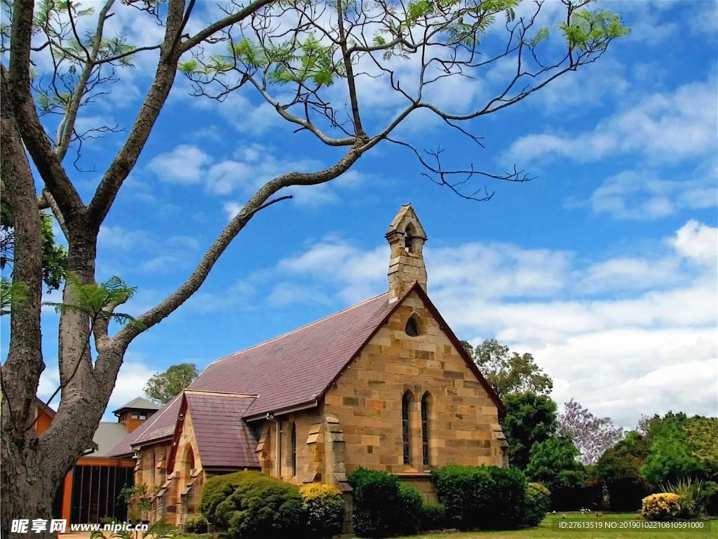 蓝天下的房屋风景图片