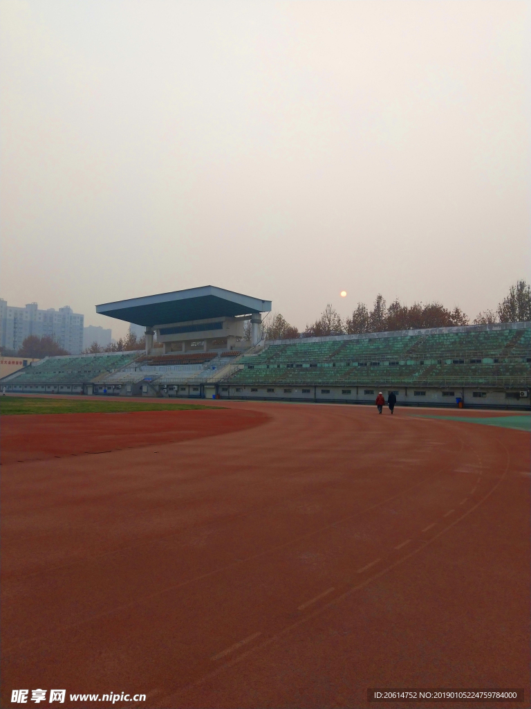 日暮下的校园操场