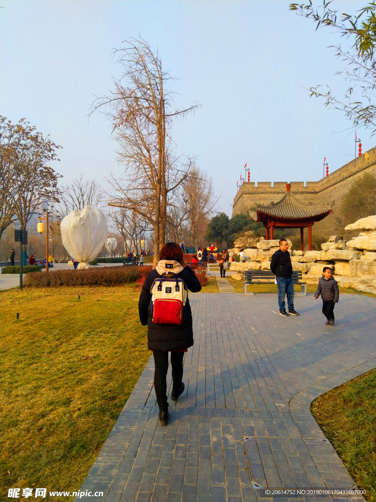 夕阳下的公园风景