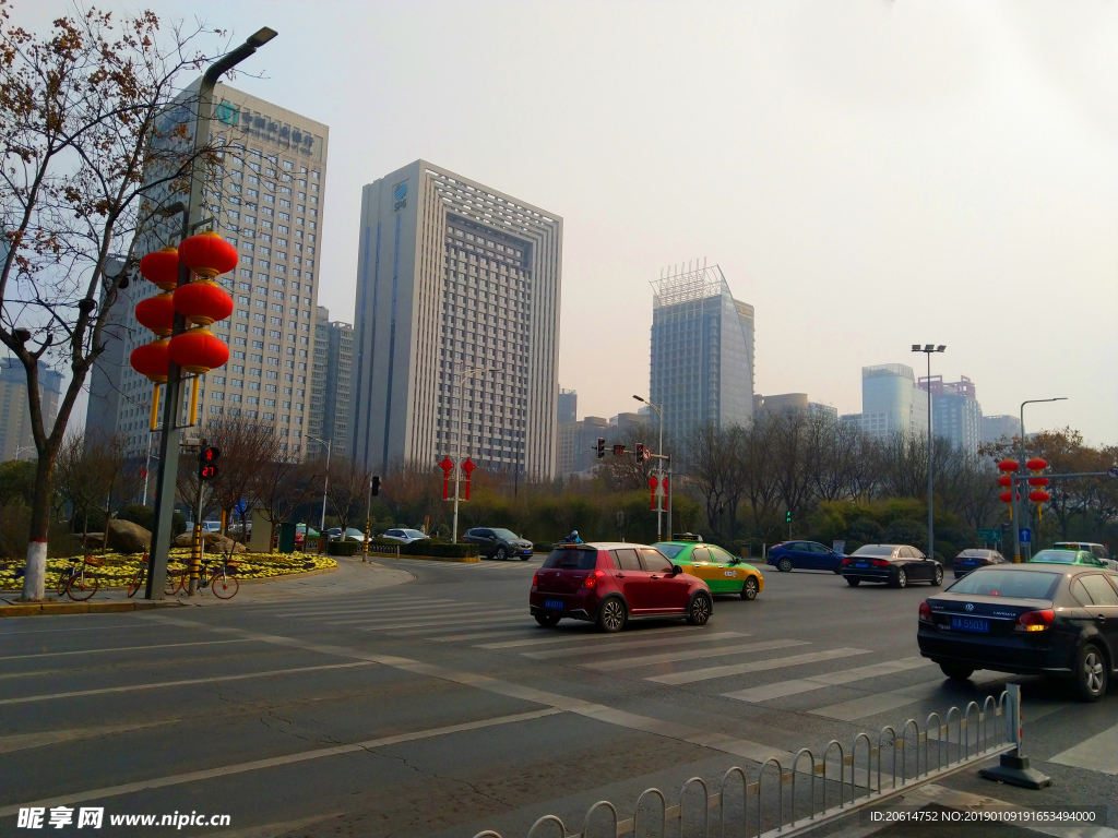 日暮下的城市道路风景
