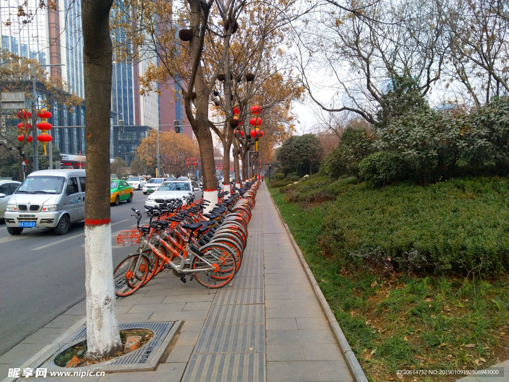 日暮下的城市道路风景
