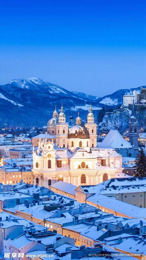 雪山下的城堡图片