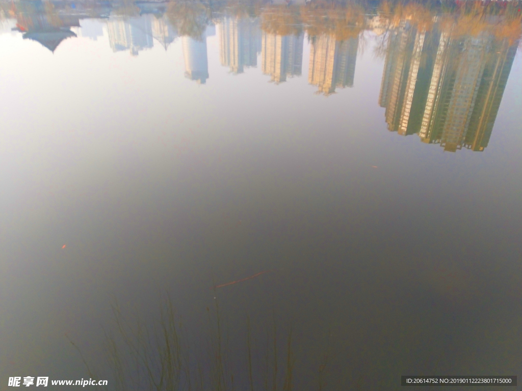 湖泊倒影里的高楼