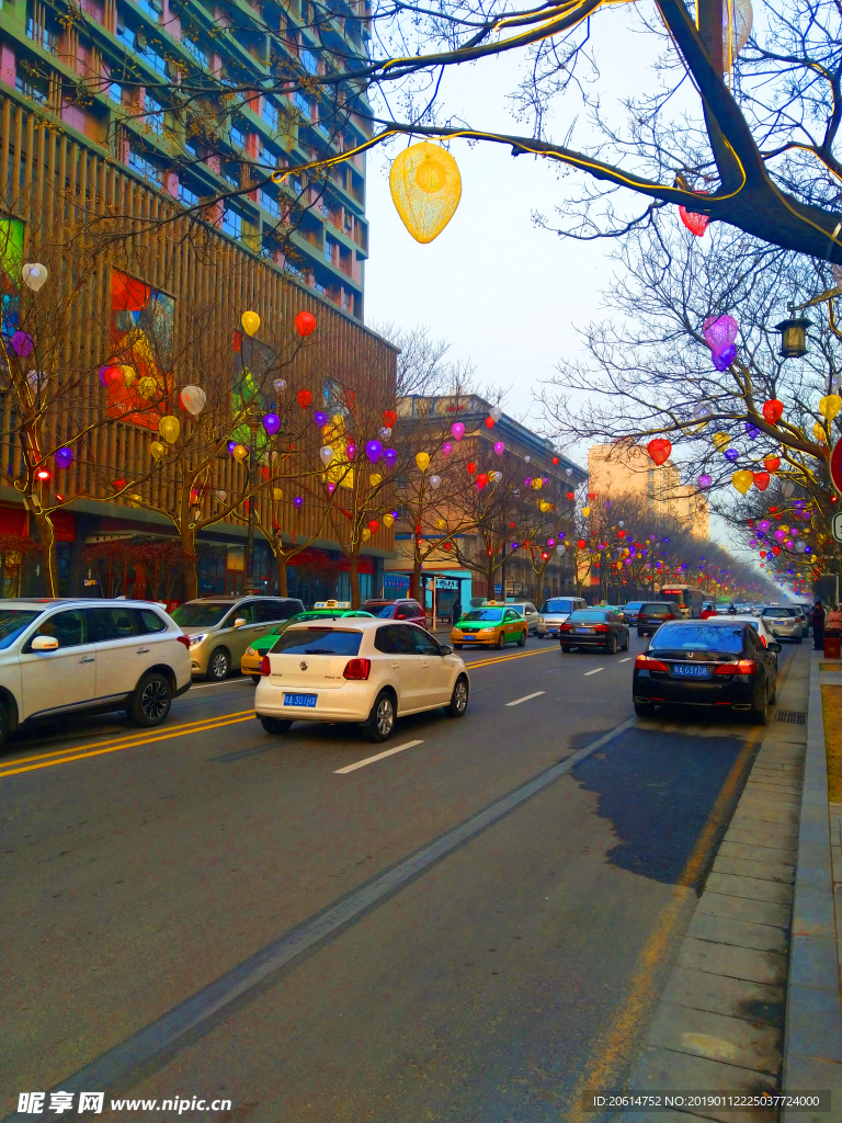 日暮下的城市街道