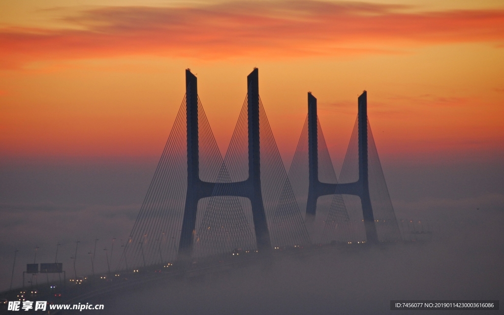 夕阳黄昏高速天桥风景画