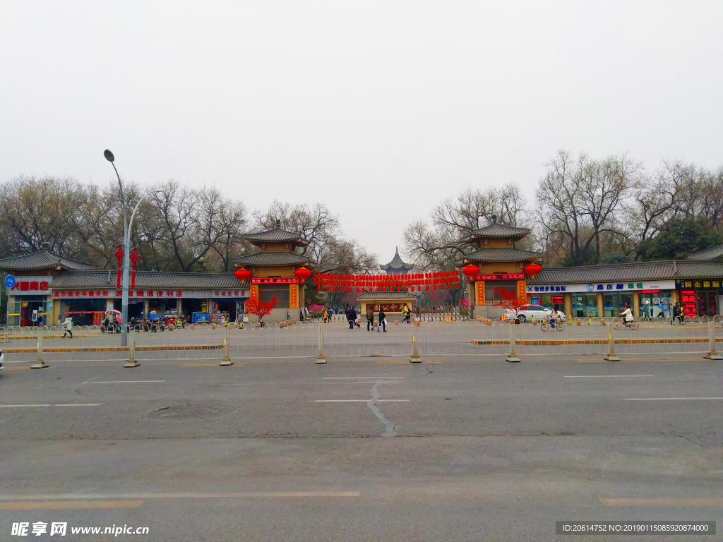 深秋时节的城市街道