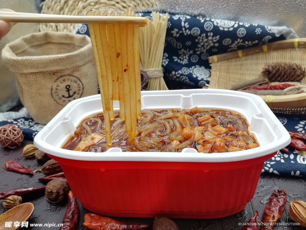 自热酸辣粉 自热火锅 酸辣粉