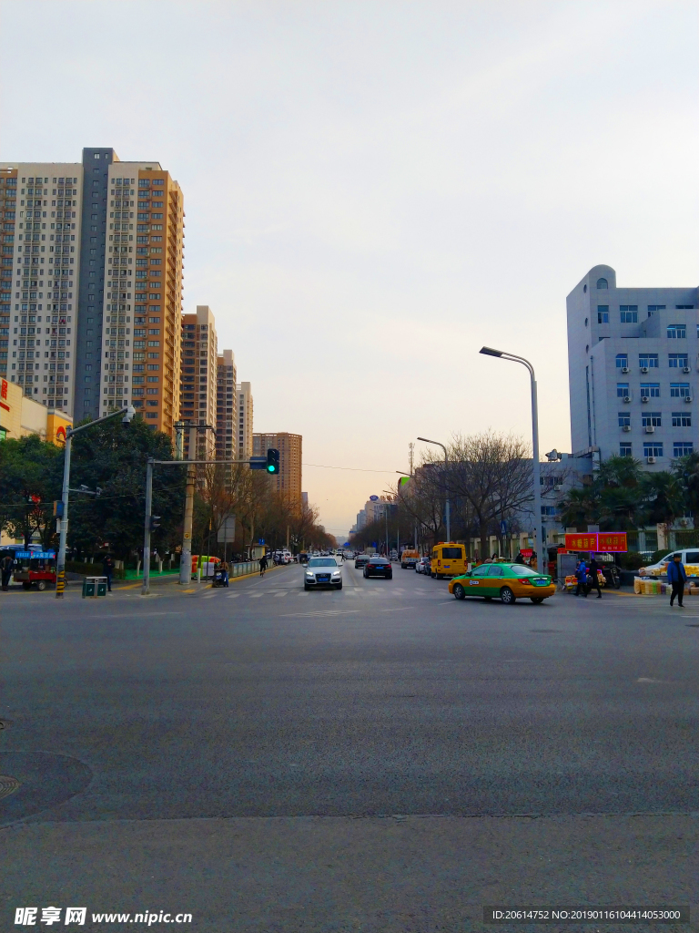 日暮下的城市道路风景