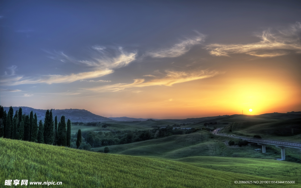 美丽的夕阳山峰田园景色图片