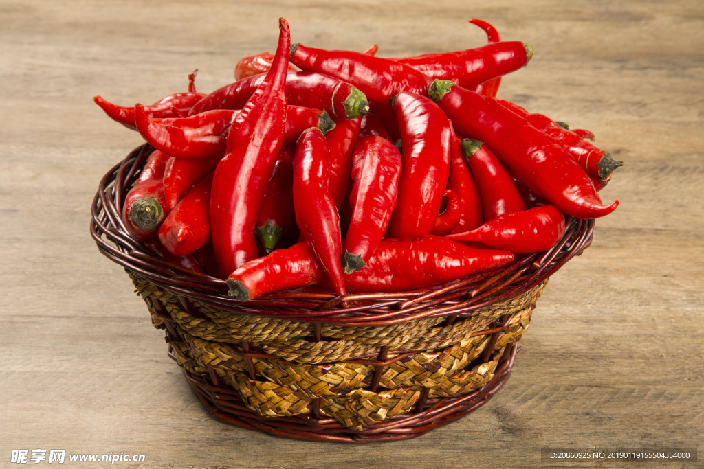 筐子里的辣椒图片