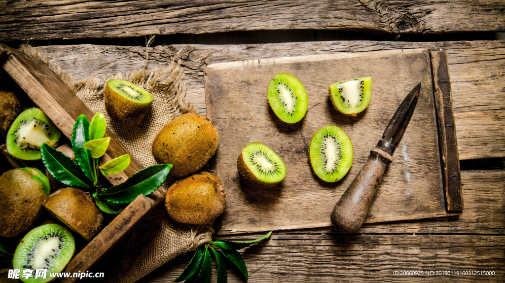 木板上的猕猴桃图片