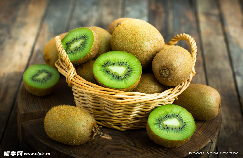 篮子里新鲜的猕猴桃图片