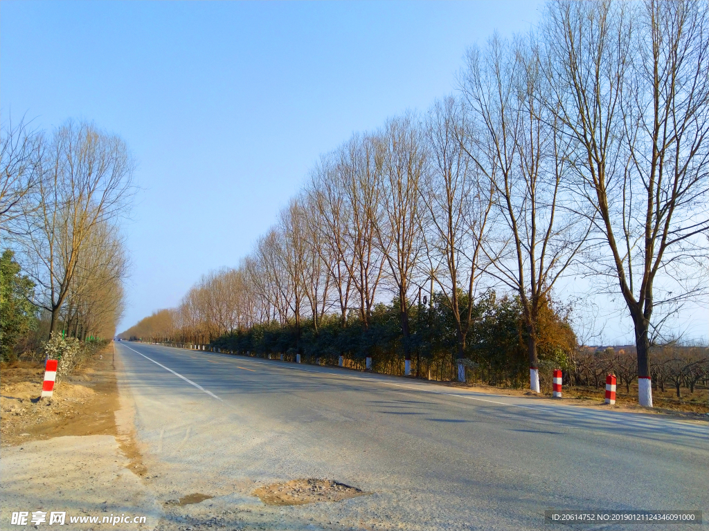 蓝天下的道路风景