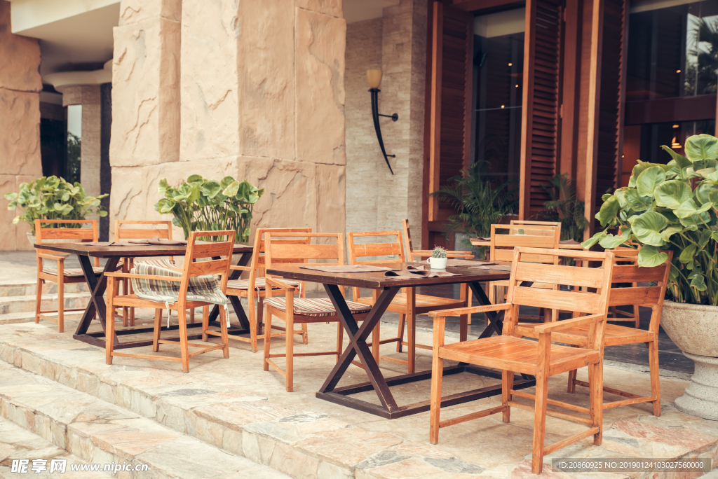 咖啡馆外休闲桌椅图片