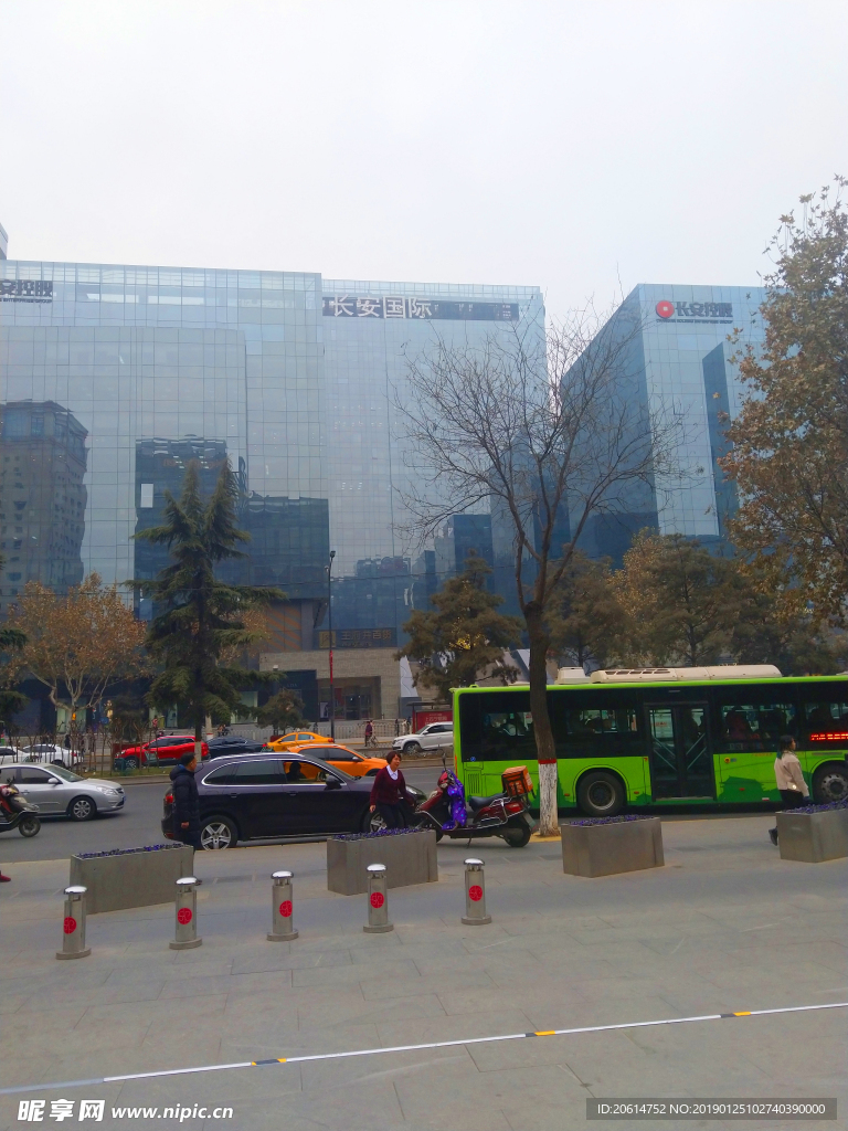 熙熙攘攘的街道