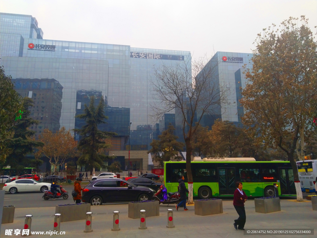 熙熙攘攘的街道