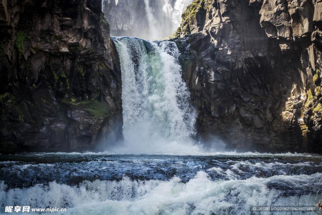 飞溅的瀑布