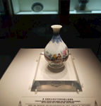 乾隆款珐琅彩芍药稚鸡图玉壶春瓶