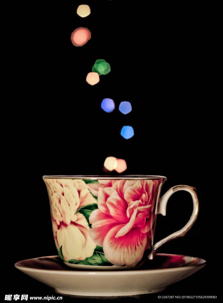 白色，粉红色和绿色花纹的瓷茶杯