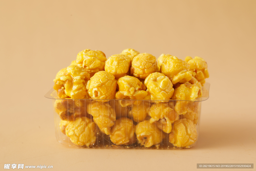 爆米花小零食在托盒里