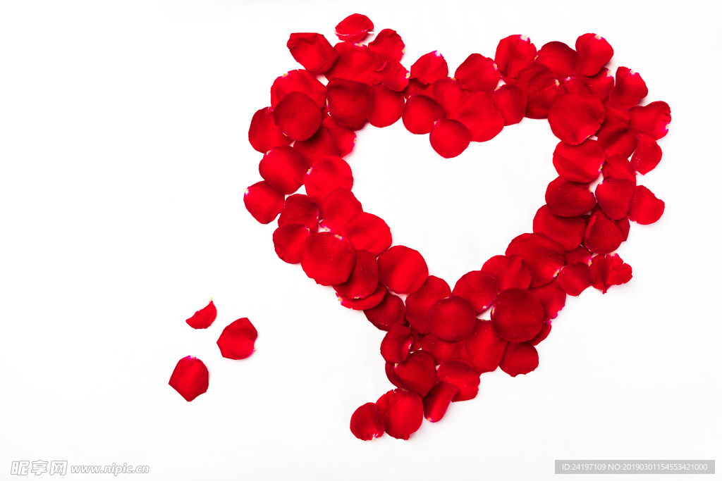 花边拼出的爱心形状