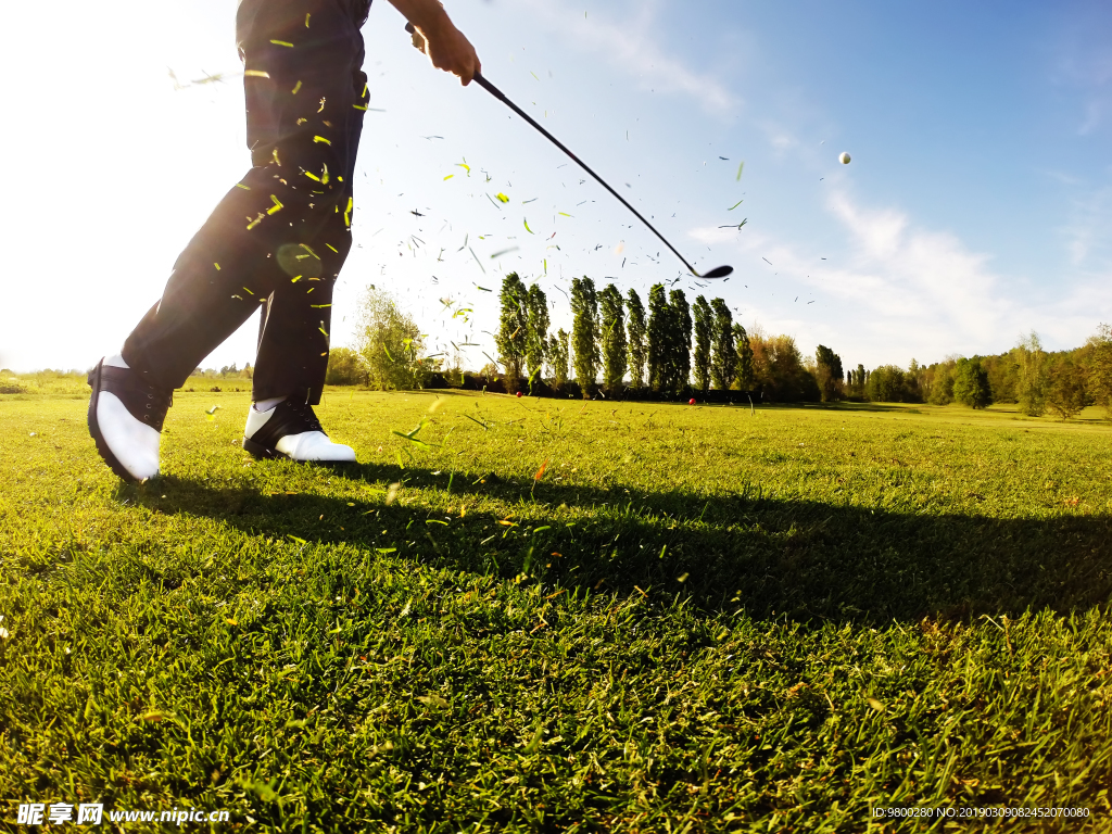 打高尔夫球