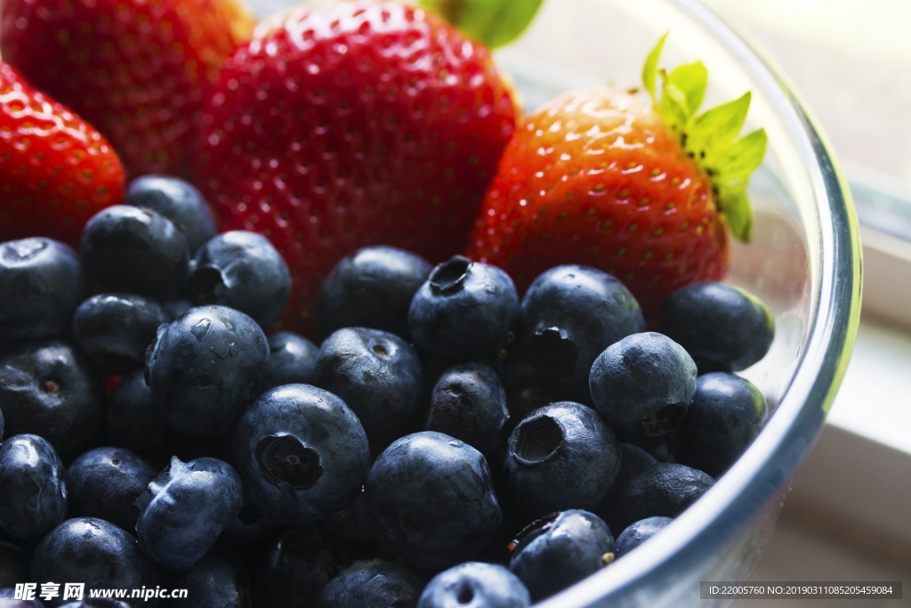 放在一起的草莓和蓝莓