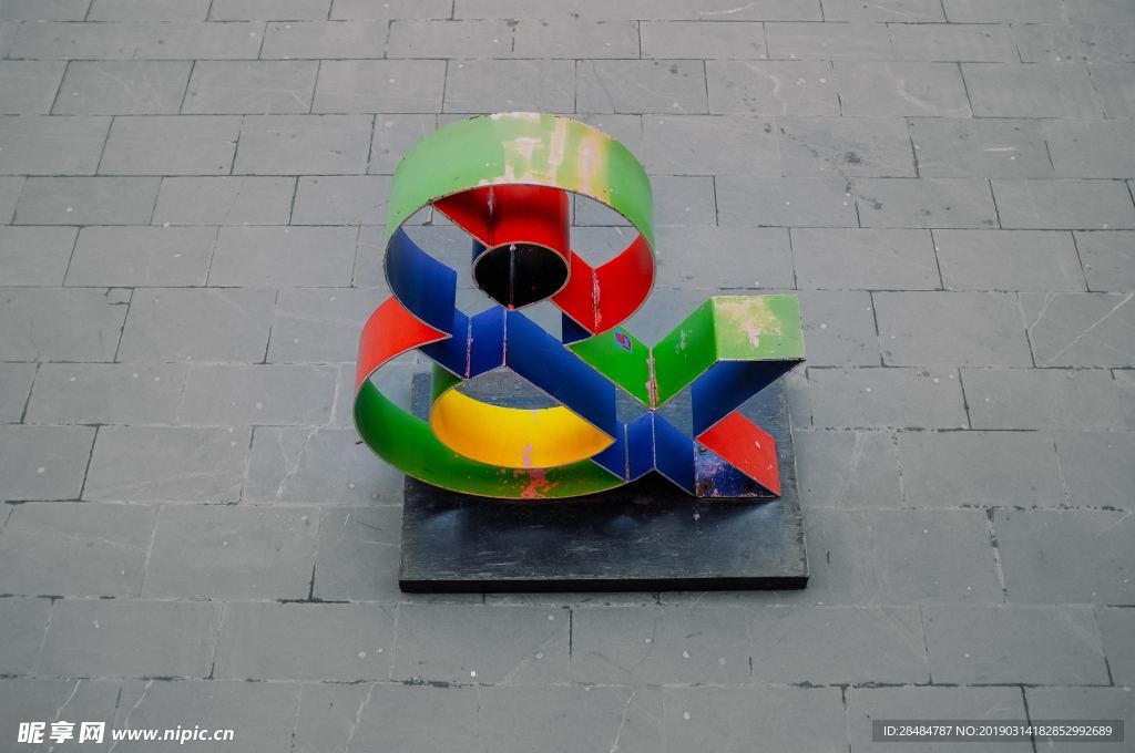 五颜六色的雕像&