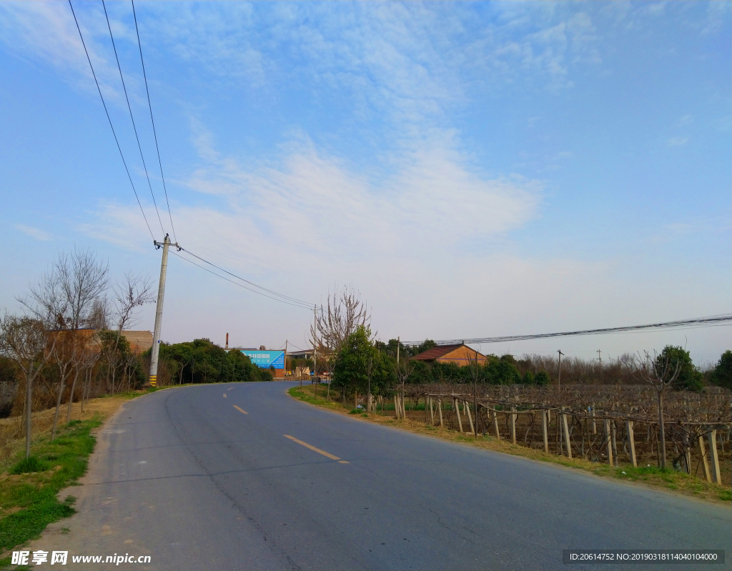 蓝天下的乡村公路