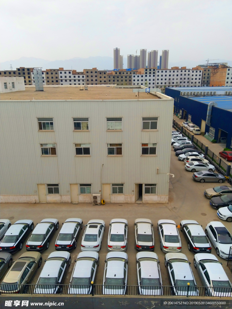 停放整齐的汽车