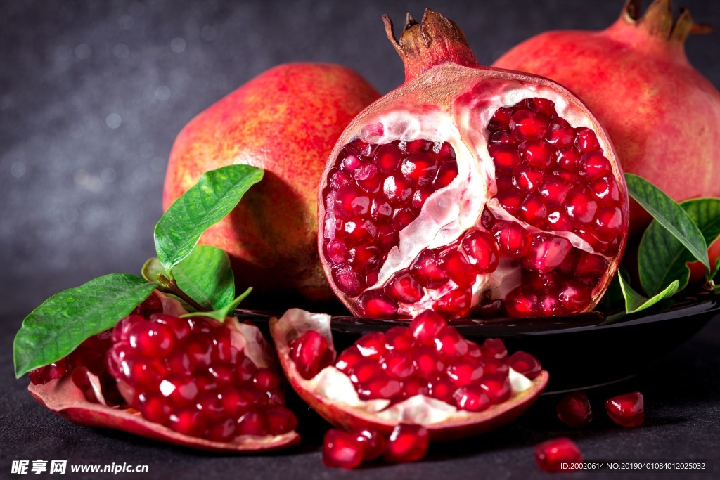 切开的石榴水果