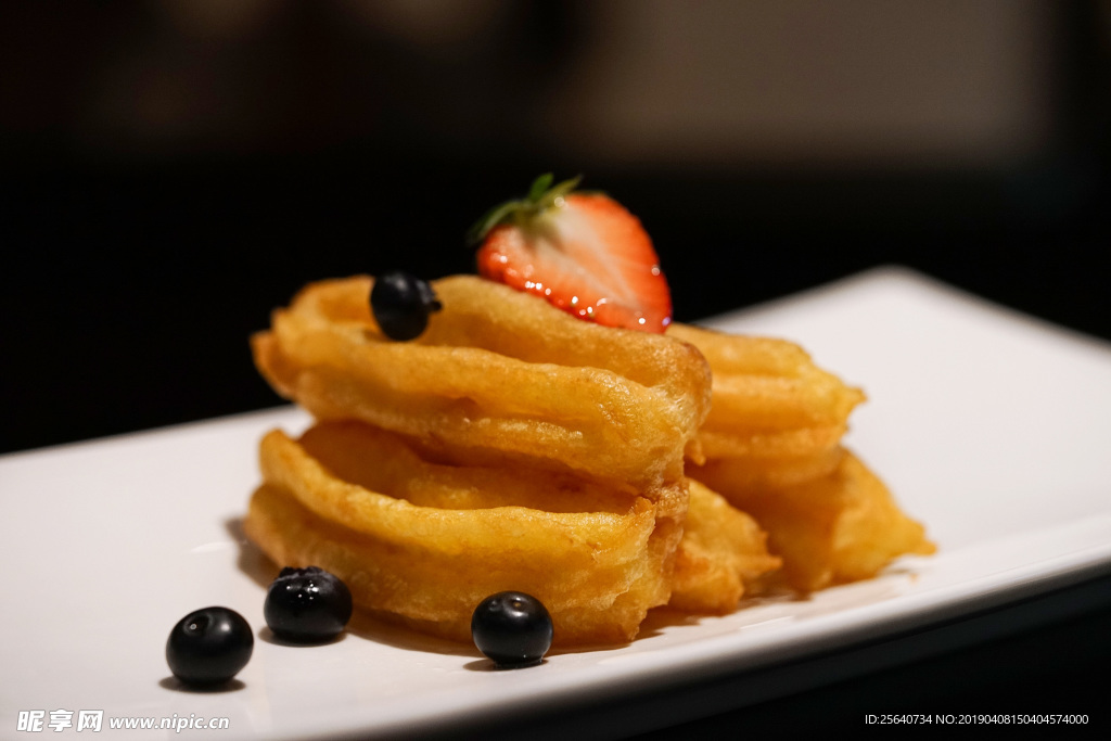 西式草莓蓝莓油条甜品