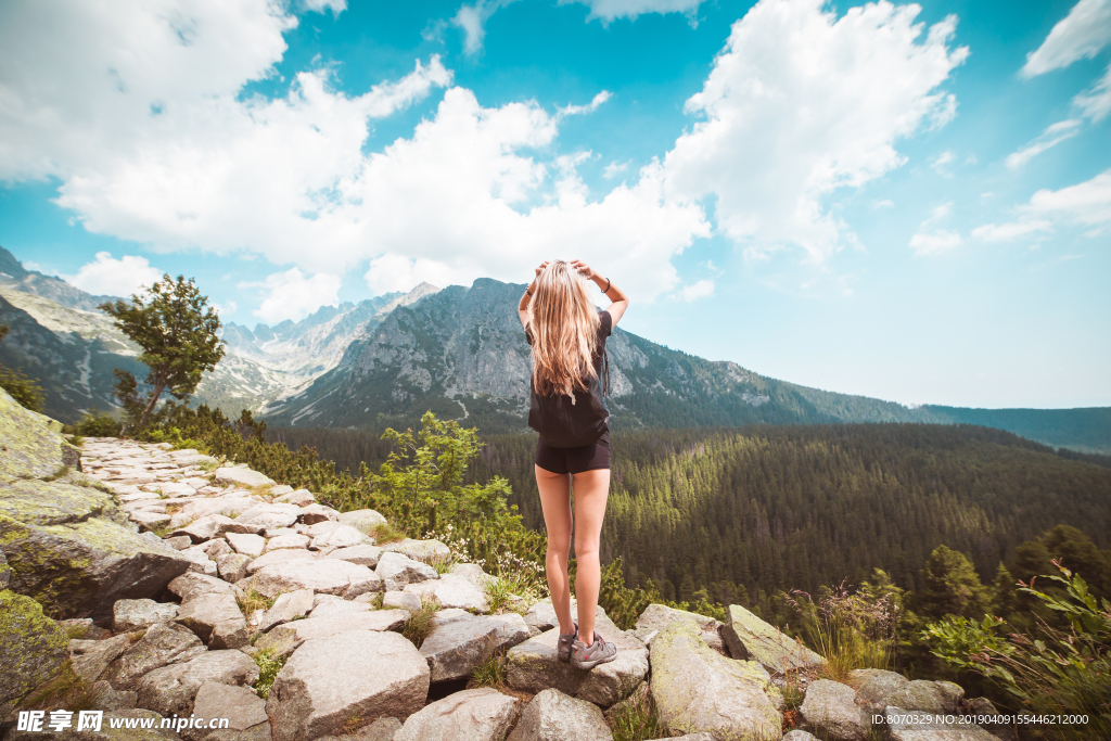 远眺 山峰和蓝天白云