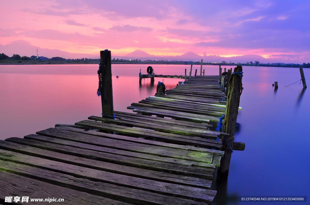 高清紫色天空码头
