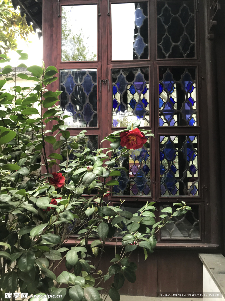 拙政园 菱形蓝色玻璃窗花