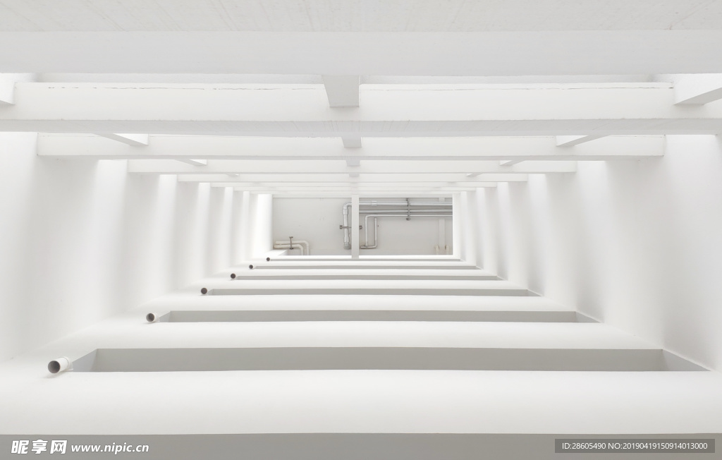 从楼空隙望下去