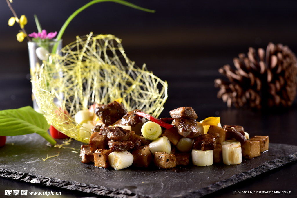 黑椒珍菌炒肉眼粒