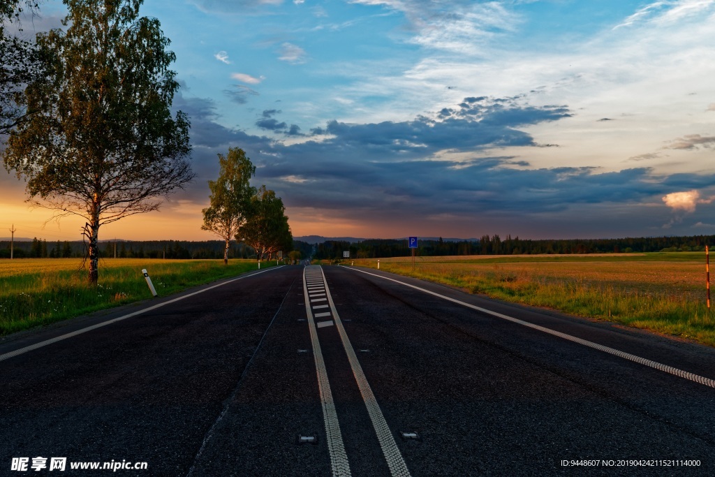 野外宽阔公路图片