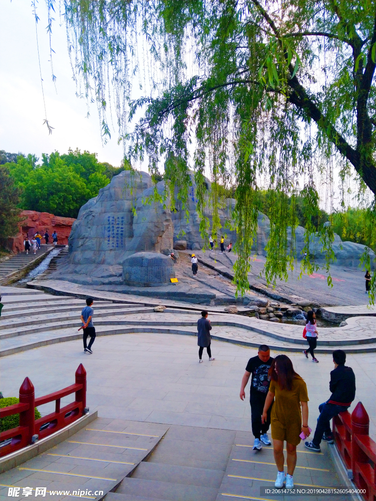 日暮下的公园风景