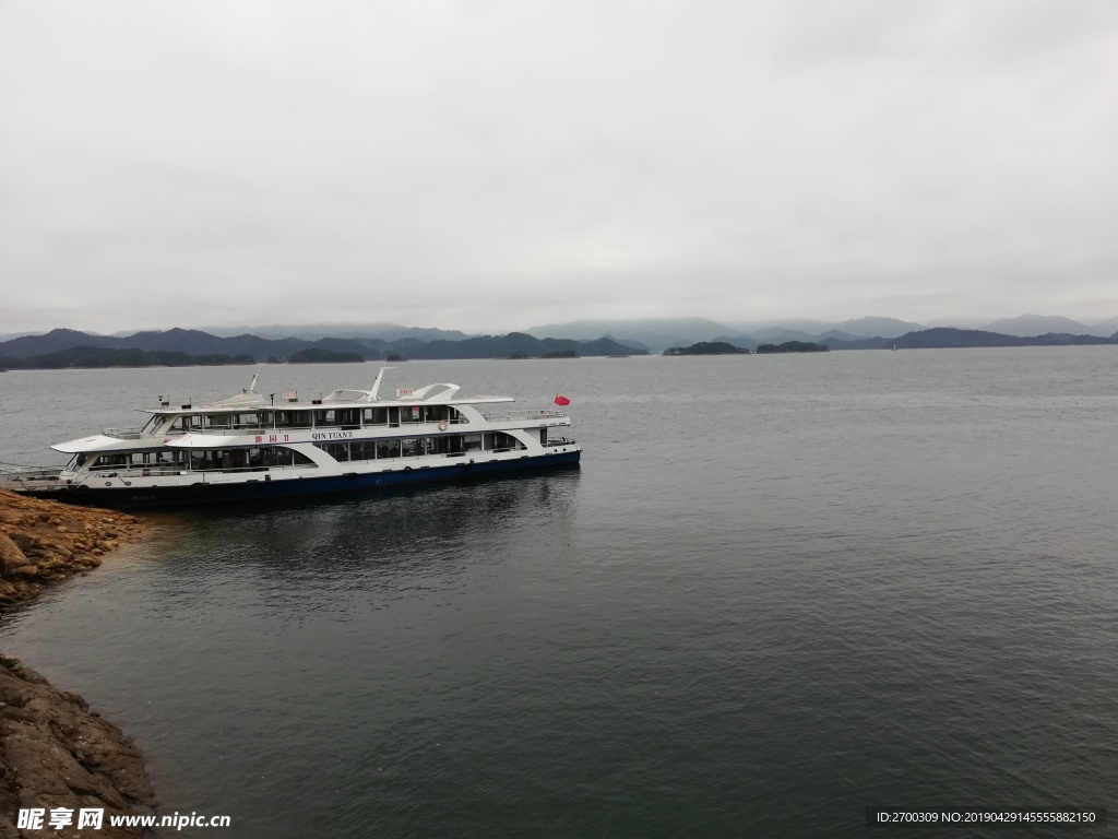 停泊的船只 千岛湖