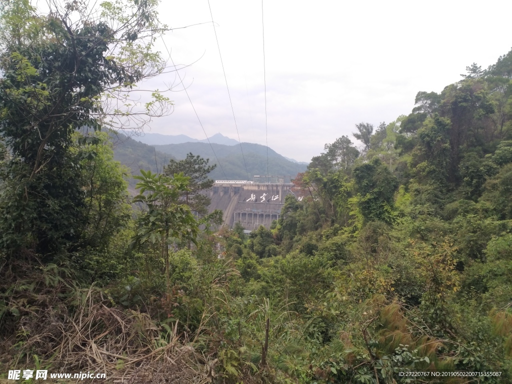 远看新丰江水电站