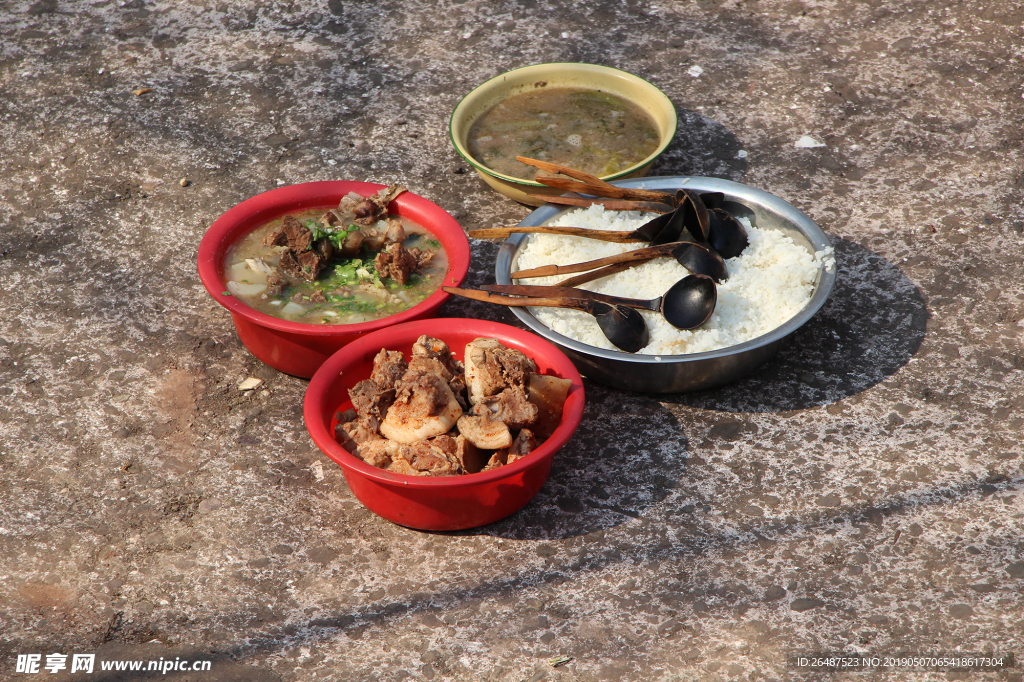 彝族人食物 大凉山 生活 吃饭