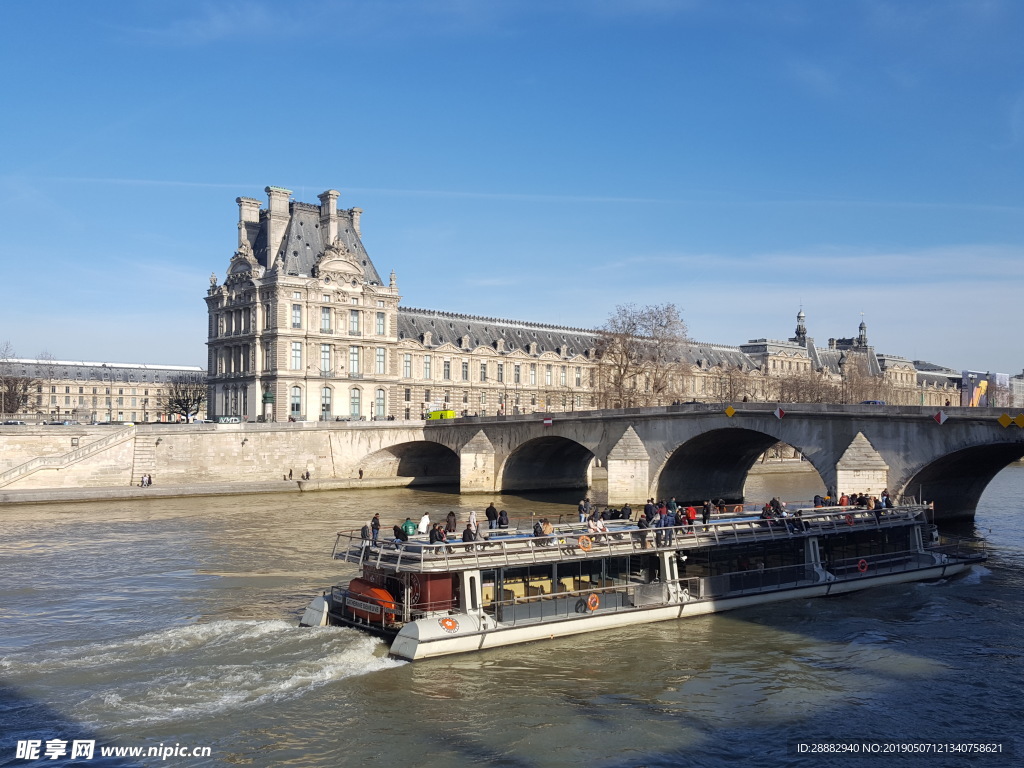 巴黎塞纳河上的游船