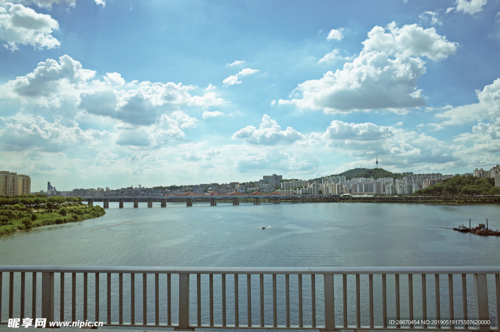 蓝天白云下汉江大桥摄影