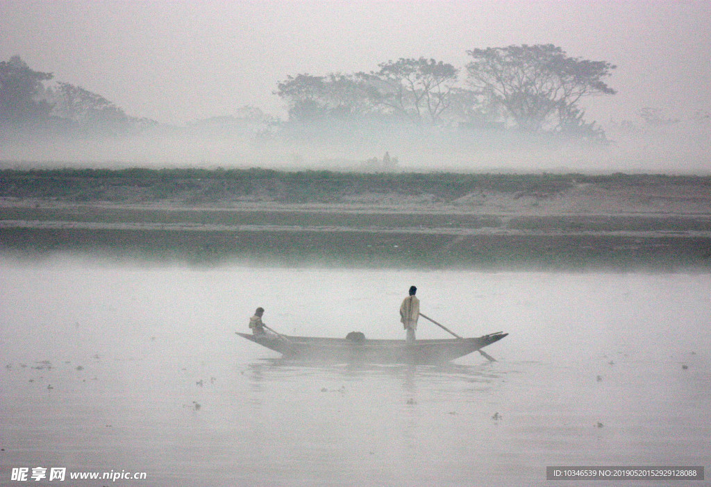 湖边划船摄影图