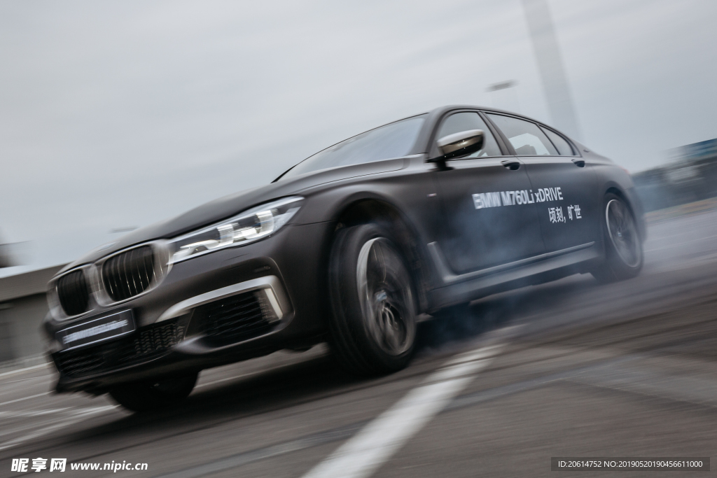 赛道上的BMW汽车