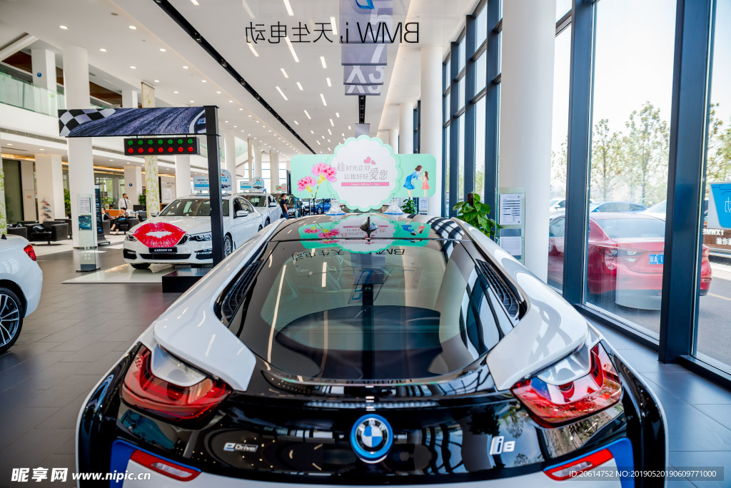 明亮的汽车展厅