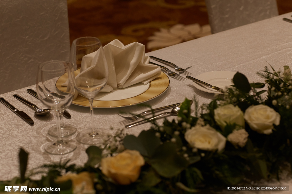 桌子上的精致的餐具