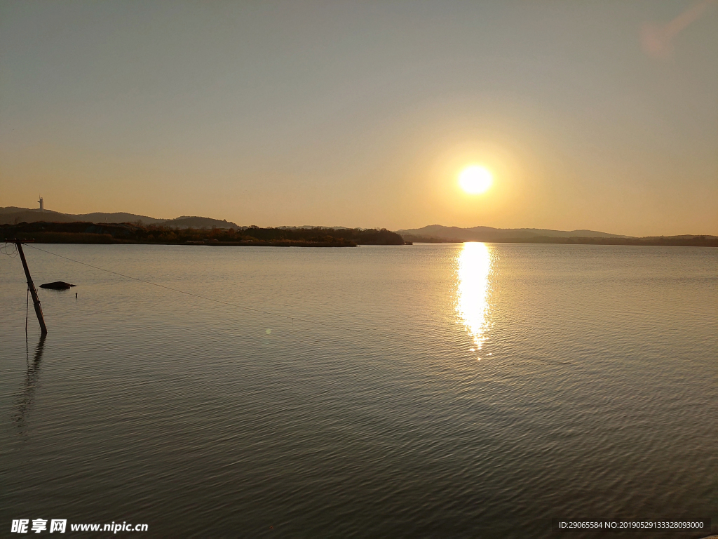 水库落日